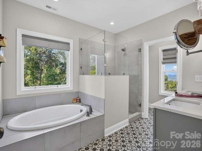 72 Jacks Paw Lane, Hendersonville, NC 28792.  MLS# CAR4419909, YatesRealty ID 49568. 