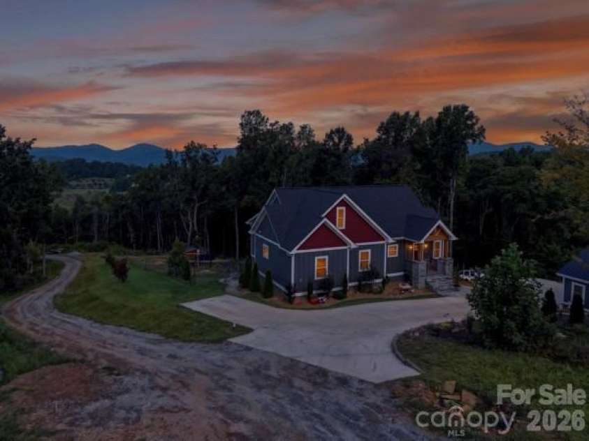 72 Jacks Paw Lane, Hendersonville, NC 28792.  MLS# CAR4419909, YatesRealty ID 49568. 