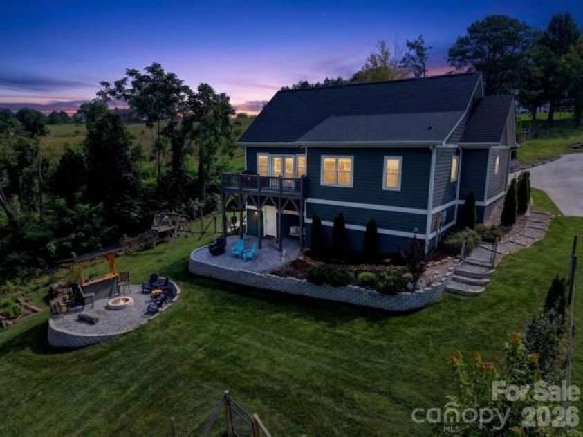 72 Jacks Paw Lane, Hendersonville, NC 28792.  MLS# CAR4419909, YatesRealty ID 49568. 