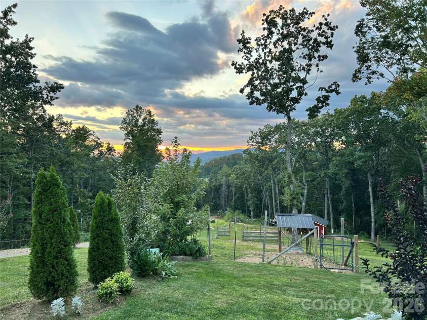 72 Jacks Paw Lane, Hendersonville, NC 28792.  MLS# CAR4419909, YatesRealty ID 49568. 