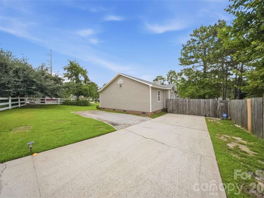 100 Donar Drive, Columbia, SC 29229.  MLS# CAR4420466, YatesRealty ID 49571. 