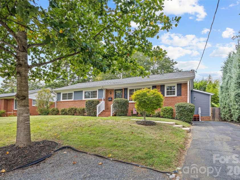 7400 Thorncliff Drive, Charlotte, NC 28210.  MLS# CAR4418127, YatesRealty ID 49580. 