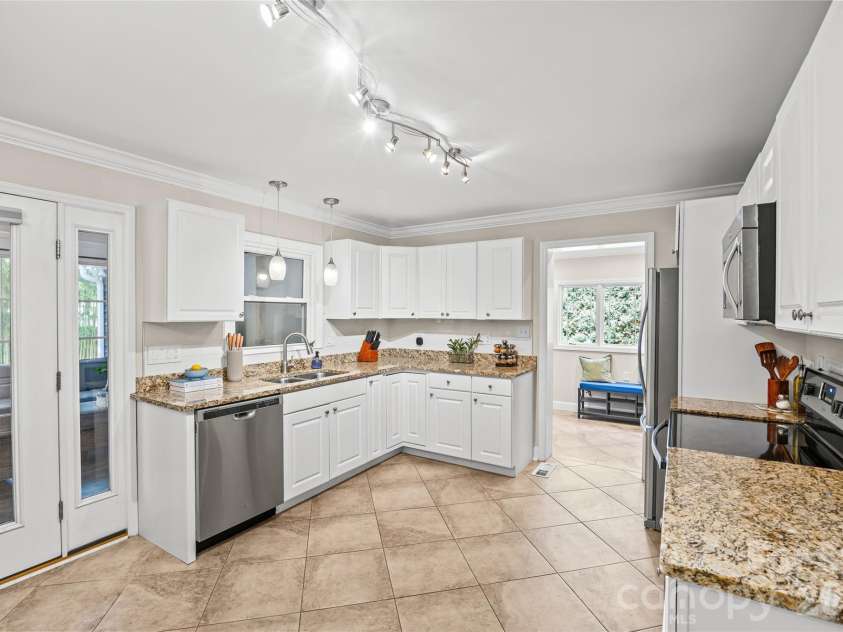 7400 Thorncliff Drive, Charlotte, NC 28210.  MLS# CAR4418127, YatesRealty ID 49580. 