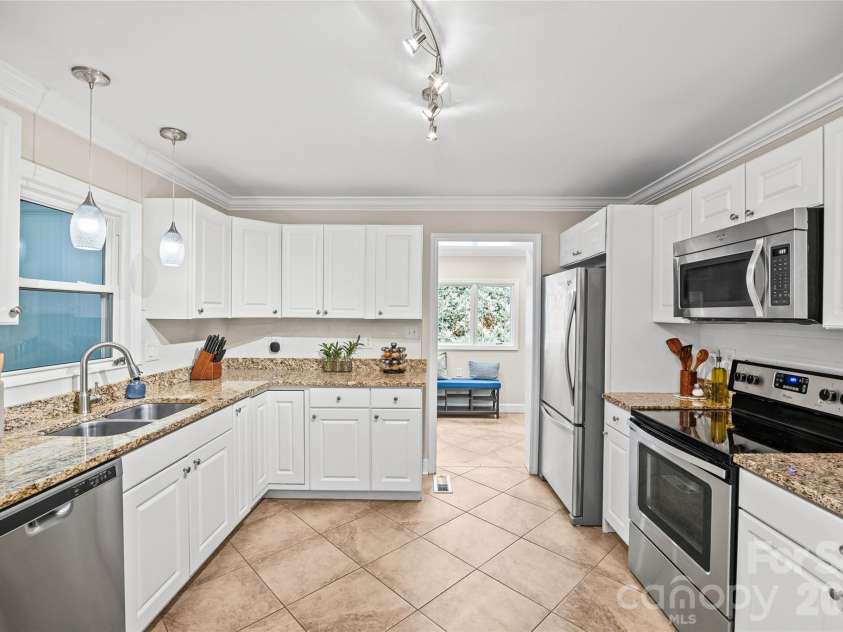7400 Thorncliff Drive, Charlotte, NC 28210.  MLS# CAR4418127, YatesRealty ID 49580. 