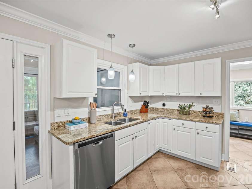 7400 Thorncliff Drive, Charlotte, NC 28210.  MLS# CAR4418127, YatesRealty ID 49580. 