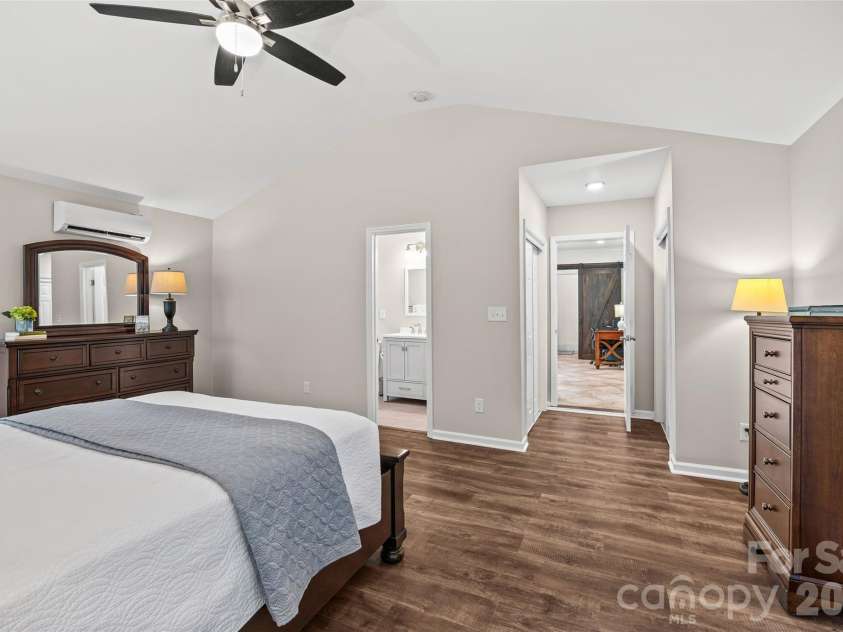 7400 Thorncliff Drive, Charlotte, NC 28210.  MLS# CAR4418127, YatesRealty ID 49580. 