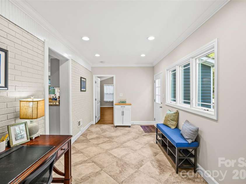 7400 Thorncliff Drive, Charlotte, NC 28210.  MLS# CAR4418127, YatesRealty ID 49580. 