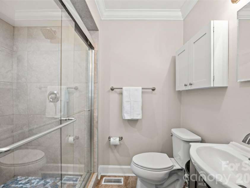 7400 Thorncliff Drive, Charlotte, NC 28210.  MLS# CAR4418127, YatesRealty ID 49580. 