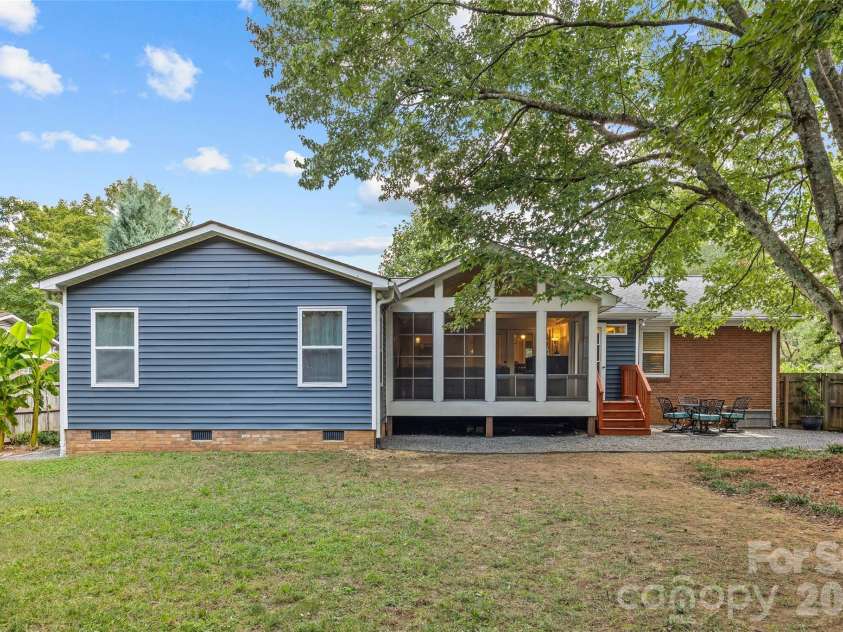 7400 Thorncliff Drive, Charlotte, NC 28210.  MLS# CAR4418127, YatesRealty ID 49580. 