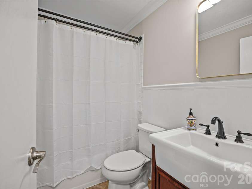 7400 Thorncliff Drive, Charlotte, NC 28210.  MLS# CAR4418127, YatesRealty ID 49580. Full bathroom