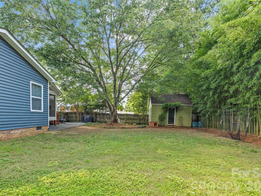 7400 Thorncliff Drive, Charlotte, NC 28210.  MLS# CAR4418127, YatesRealty ID 49580. Lush backyard