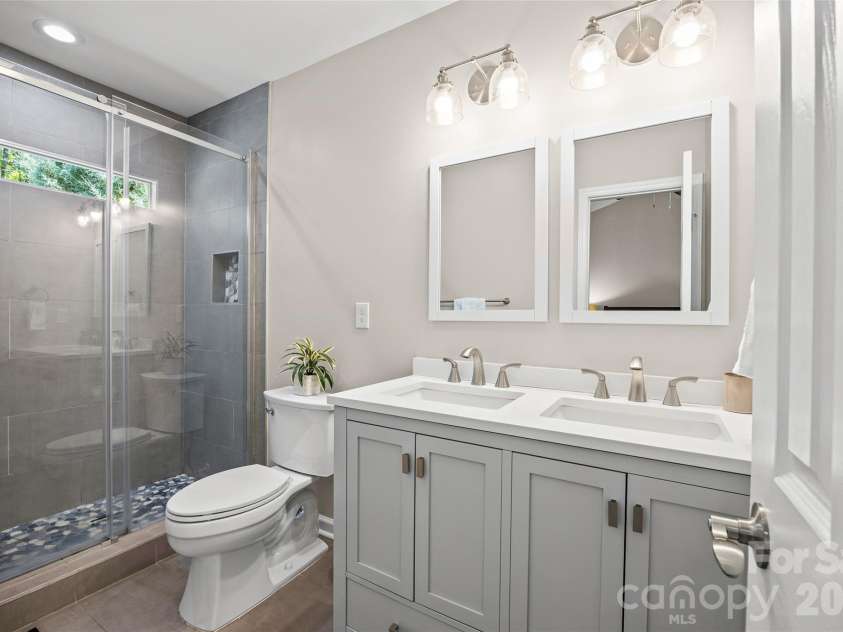 7400 Thorncliff Drive, Charlotte, NC 28210.  MLS# CAR4418127, YatesRealty ID 49580. Primary bathroom