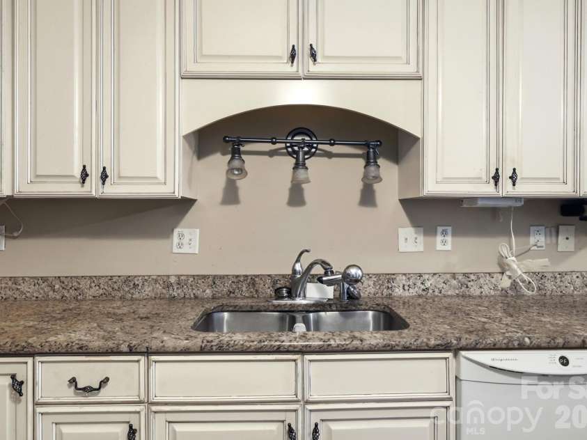 3321 Chilham Place, Charlotte, NC 28226.  MLS# CAR4421072, YatesRealty ID 49581. 