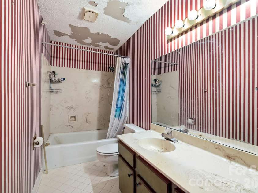 3321 Chilham Place, Charlotte, NC 28226.  MLS# CAR4421072, YatesRealty ID 49581. 