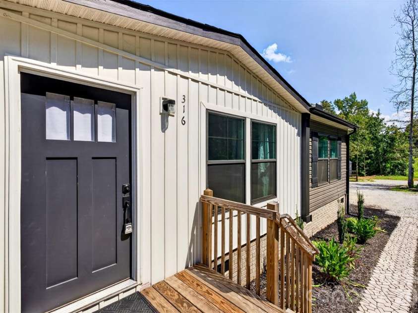 316 Oak Grove Road, Landrum, SC 29356.  MLS# CAR4422403, YatesRealty ID 49582. 