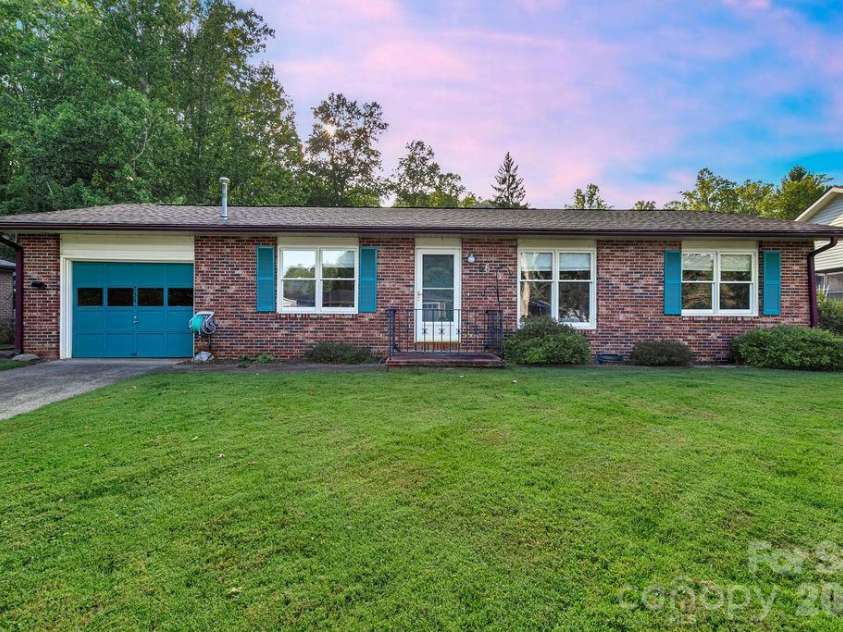 234 Resada Drive, Brevard, NC 28712.  MLS# CAR4422356, YatesRealty ID 49585. 