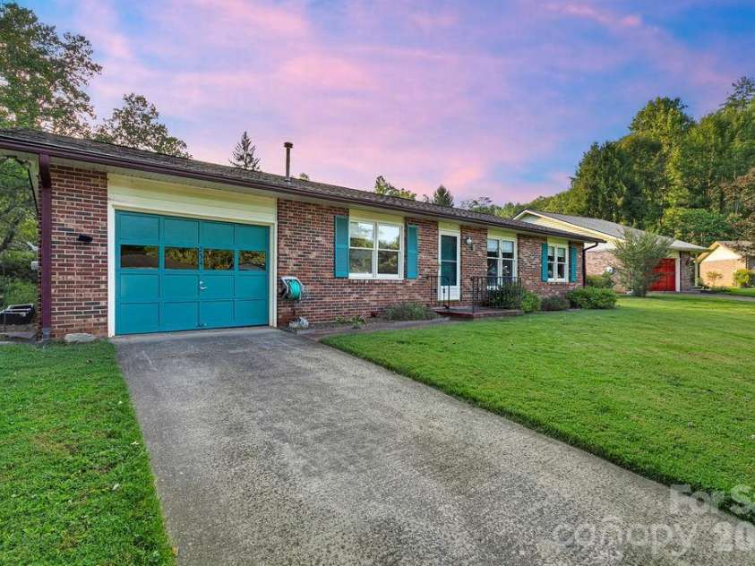 234 Resada Drive, Brevard, NC 28712.  MLS# CAR4422356, YatesRealty ID 49585. 