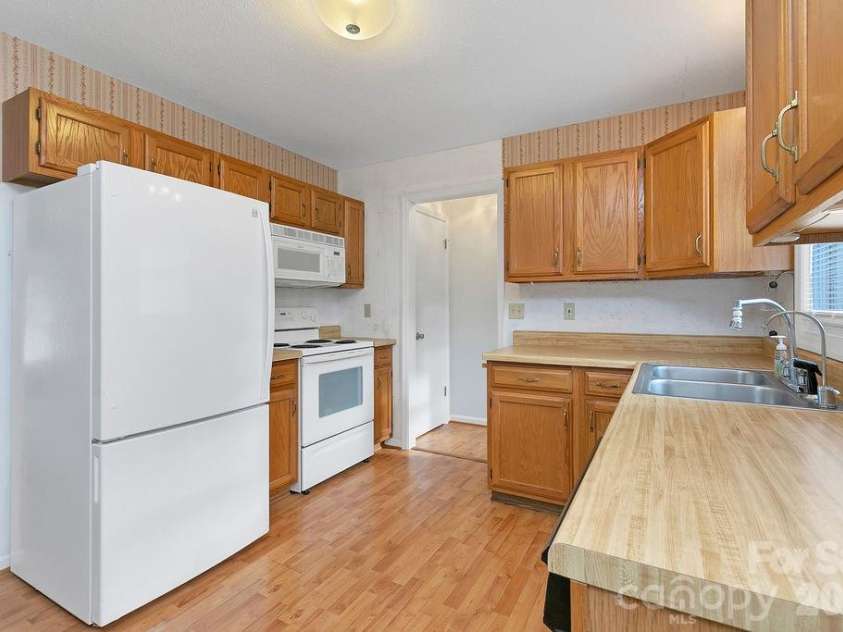 234 Resada Drive, Brevard, NC 28712.  MLS# CAR4422356, YatesRealty ID 49585. 