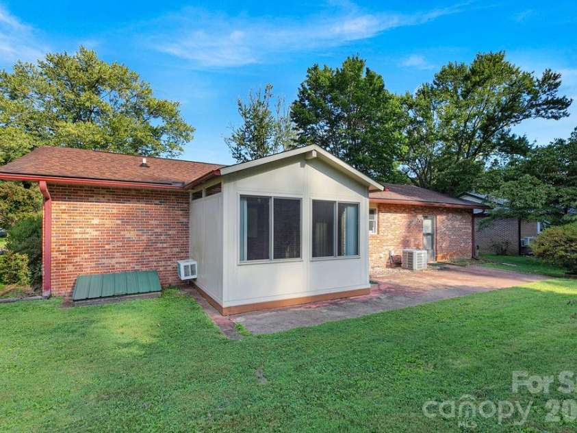 234 Resada Drive, Brevard, NC 28712.  MLS# CAR4422356, YatesRealty ID 49585. 