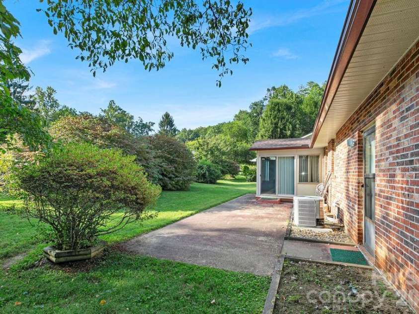 234 Resada Drive, Brevard, NC 28712.  MLS# CAR4422356, YatesRealty ID 49585. 
