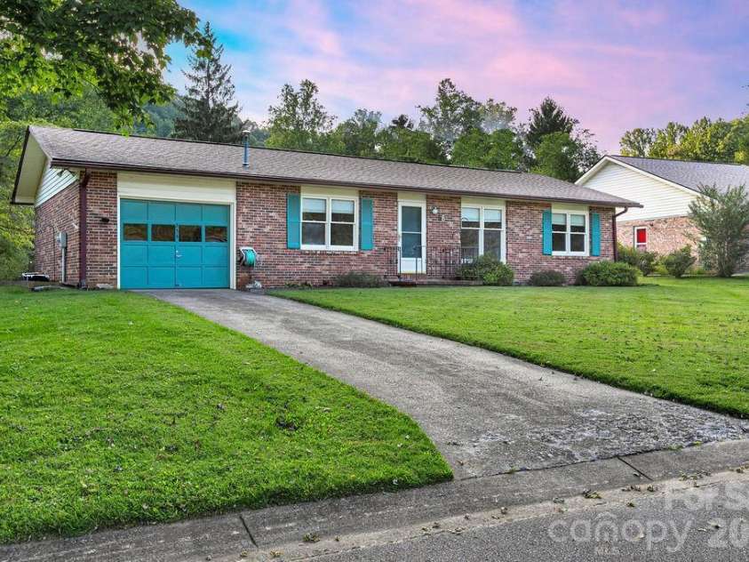 234 Resada Drive, Brevard, NC 28712.  MLS# CAR4422356, YatesRealty ID 49585. 