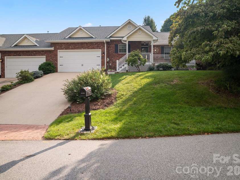 647 High Quarry Road, Hendersonville, NC 28791.  MLS# CAR4416644, YatesRealty ID 49589. 