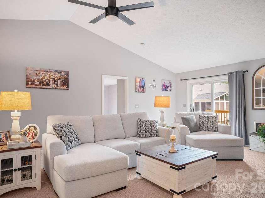 647 High Quarry Road, Hendersonville, NC 28791.  MLS# CAR4416644, YatesRealty ID 49589. 