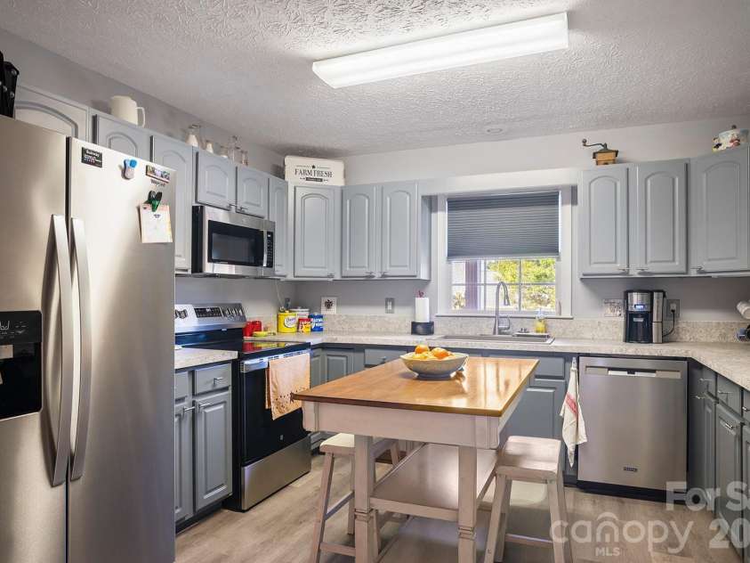 647 High Quarry Road, Hendersonville, NC 28791.  MLS# CAR4416644, YatesRealty ID 49589. 