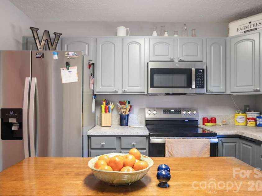 647 High Quarry Road, Hendersonville, NC 28791.  MLS# CAR4416644, YatesRealty ID 49589. 