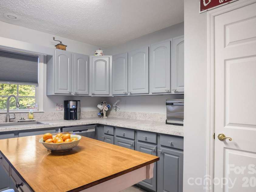 647 High Quarry Road, Hendersonville, NC 28791.  MLS# CAR4416644, YatesRealty ID 49589. 