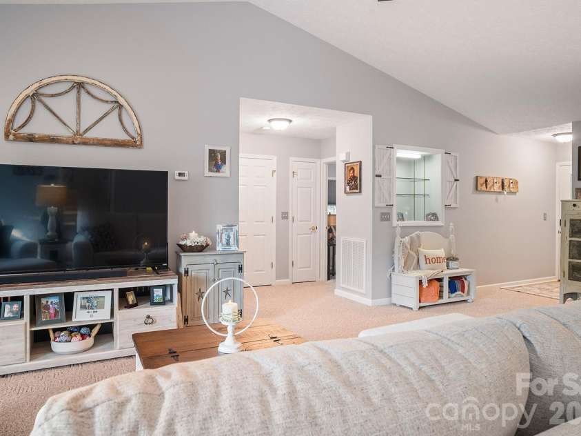 647 High Quarry Road, Hendersonville, NC 28791.  MLS# CAR4416644, YatesRealty ID 49589. 