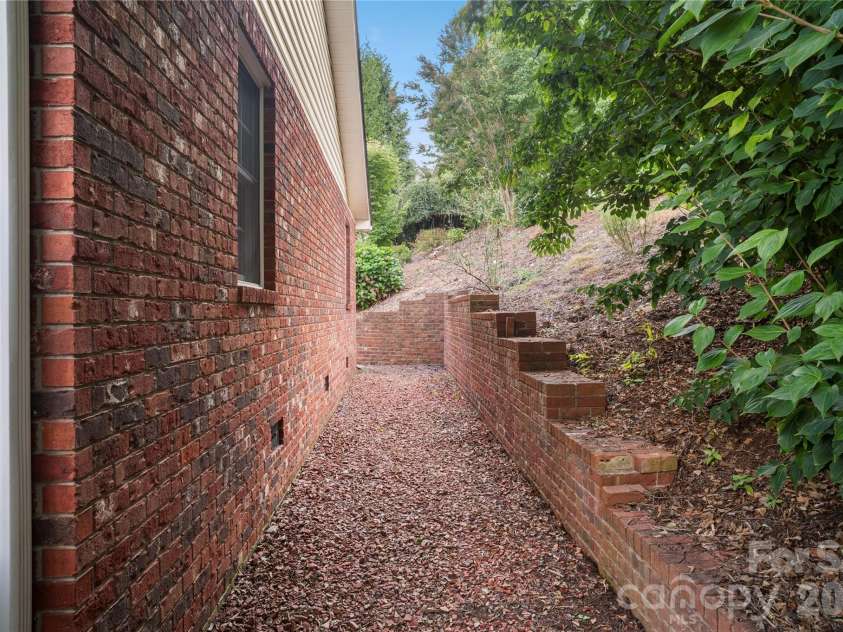 647 High Quarry Road, Hendersonville, NC 28791.  MLS# CAR4416644, YatesRealty ID 49589. 