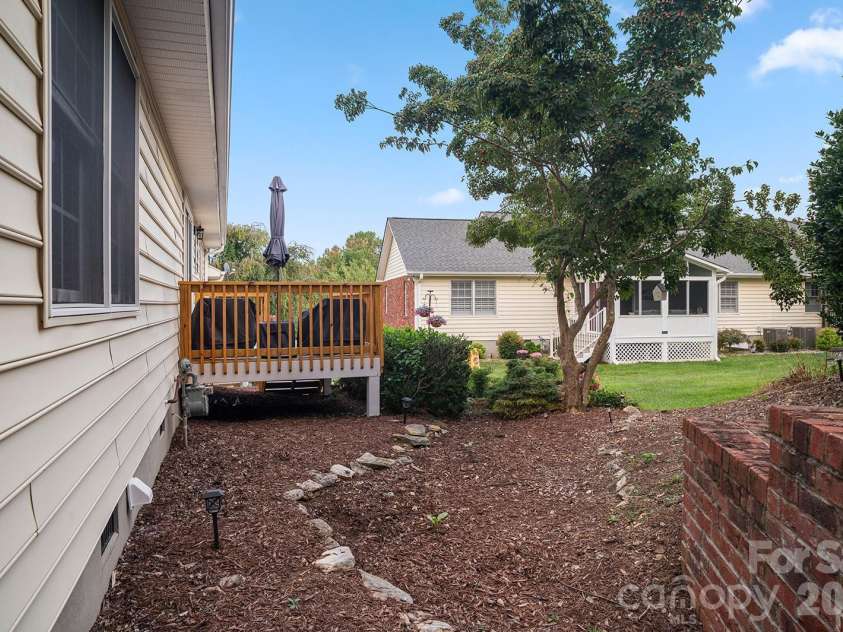 647 High Quarry Road, Hendersonville, NC 28791.  MLS# CAR4416644, YatesRealty ID 49589. 