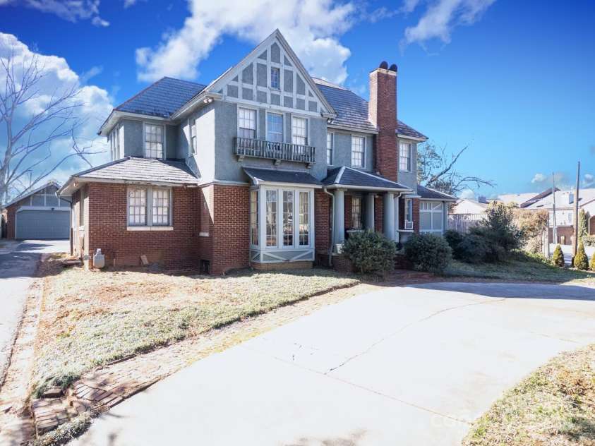 1024 Queens Road, Charlotte, NC 28207.  MLS# CAR4217292, YatesRealty ID 4959. 