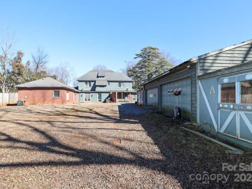 1024 Queens Road, Charlotte, NC 28207.  MLS# CAR4217292, YatesRealty ID 4959. 