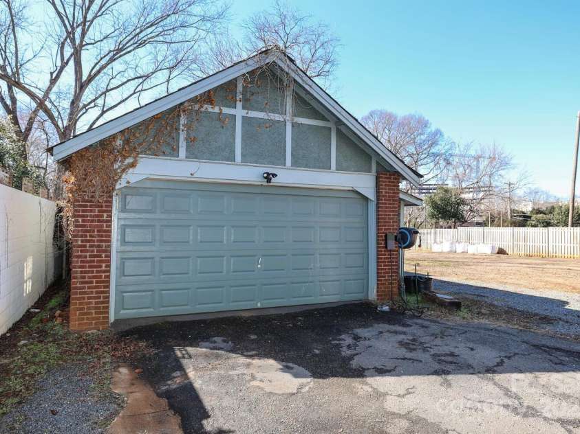 1024 Queens Road, Charlotte, NC 28207.  MLS# CAR4217292, YatesRealty ID 4959. 