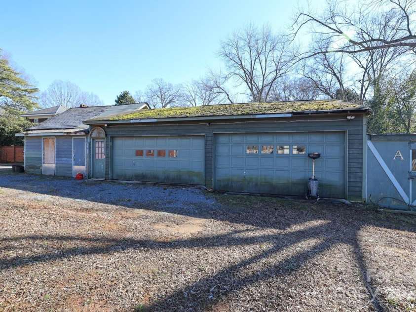1024 Queens Road, Charlotte, NC 28207.  MLS# CAR4217292, YatesRealty ID 4959. 