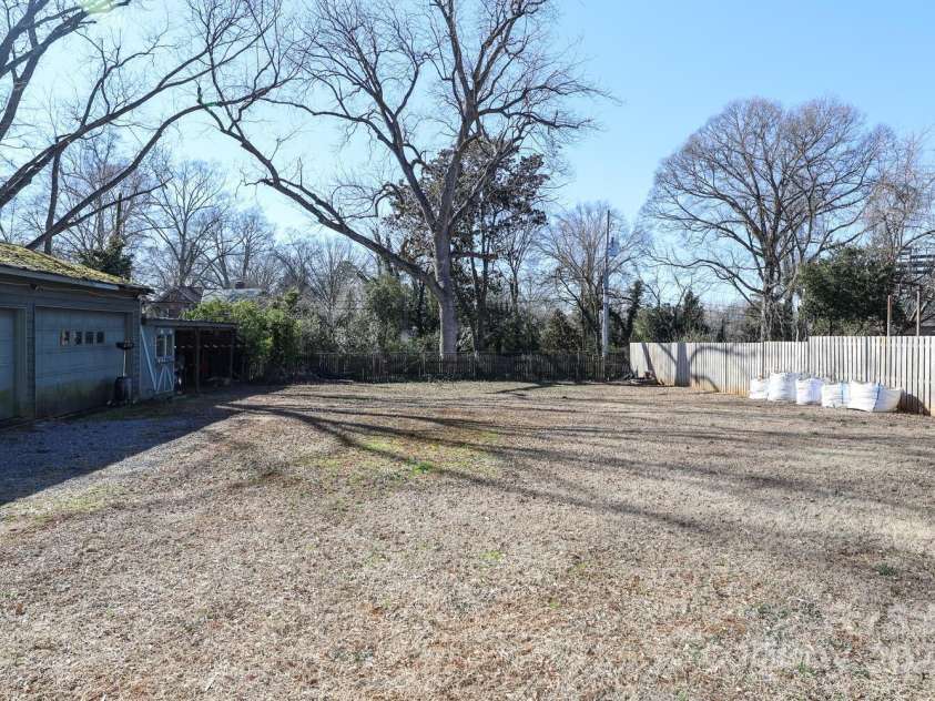 1024 Queens Road, Charlotte, NC 28207.  MLS# CAR4217292, YatesRealty ID 4959. 
