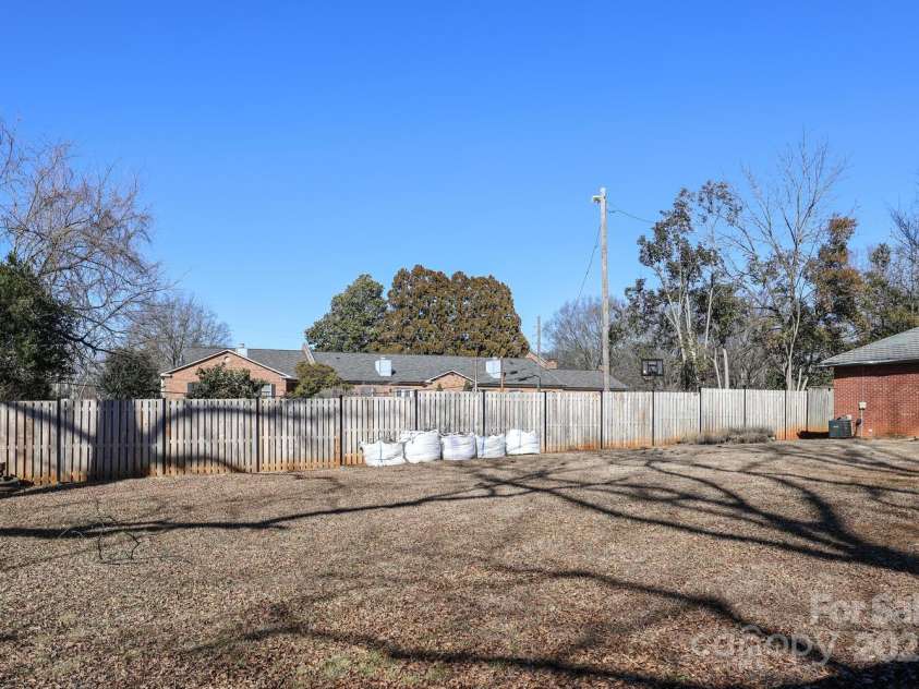 1024 Queens Road, Charlotte, NC 28207.  MLS# CAR4217292, YatesRealty ID 4959. 