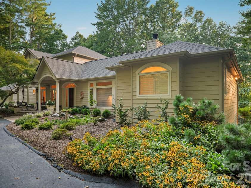 4 Citadel Lane, Hendersonville, NC 28739.  MLS# CAR4416702, YatesRealty ID 49590. 
