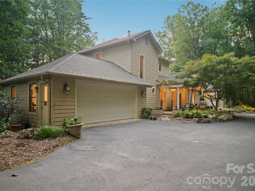 4 Citadel Lane, Hendersonville, NC 28739.  MLS# CAR4416702, YatesRealty ID 49590. 