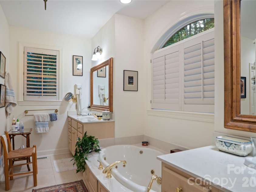 4 Citadel Lane, Hendersonville, NC 28739.  MLS# CAR4416702, YatesRealty ID 49590. 