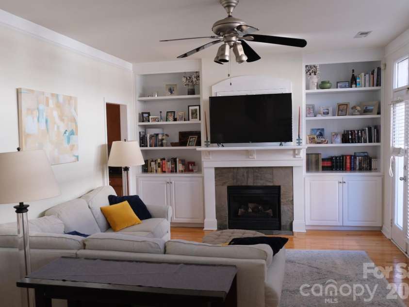 930 Gracie Way, Charlotte, NC 28204.  MLS# CAR4405829, YatesRealty ID 49591. Living Room