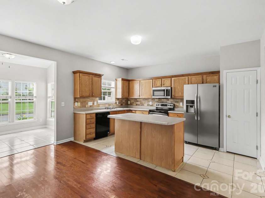 4960 Sunburst Lane, Charlotte, NC 28213.  MLS# CAR4419338, YatesRealty ID 49592. Another side angle of the kitchen