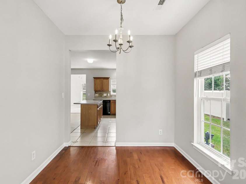 4960 Sunburst Lane, Charlotte, NC 28213.  MLS# CAR4419338, YatesRealty ID 49592. Dining area