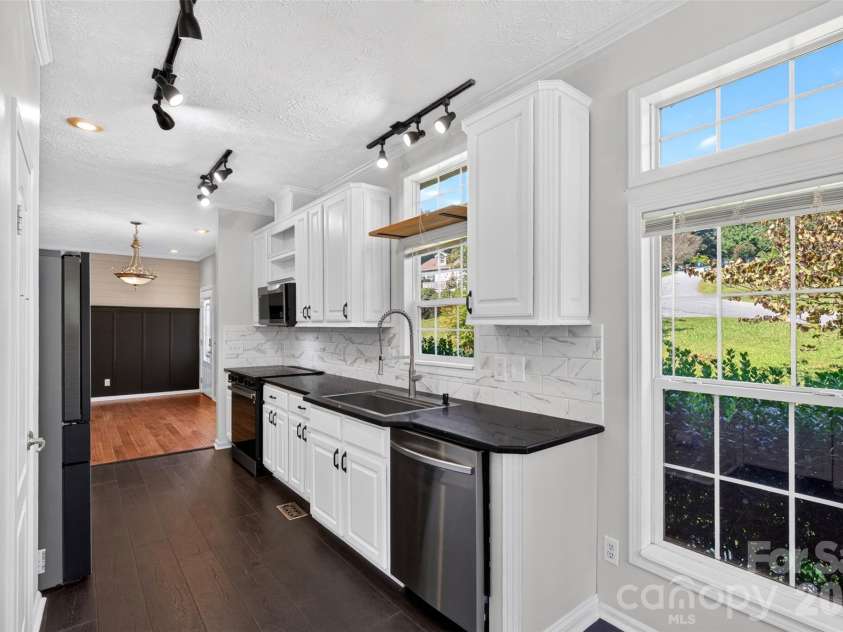 6 Enochs Way, Fletcher, NC 28732.  MLS# CAR4422708, YatesRealty ID 49593. Kitchen