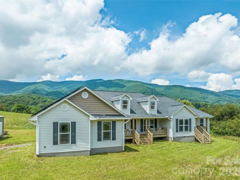 232 Applehill Drive, Waynesville, NC 28786.  MLS# CAR4385199, YatesRealty ID 49598. 