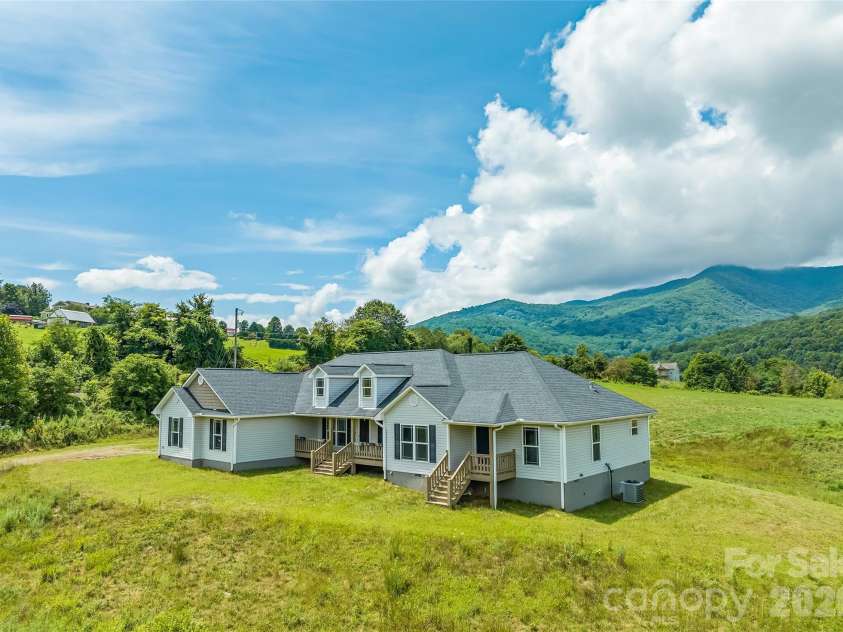 232 Applehill Drive, Waynesville, NC 28786.  MLS# CAR4385199, YatesRealty ID 49598. 