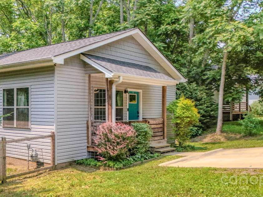 136 Old County Home Road, Asheville, NC 28806.  MLS# CAR4266936, YatesRealty ID 496. 