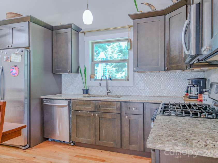 136 Old County Home Road, Asheville, NC 28806.  MLS# CAR4266936, YatesRealty ID 496. 